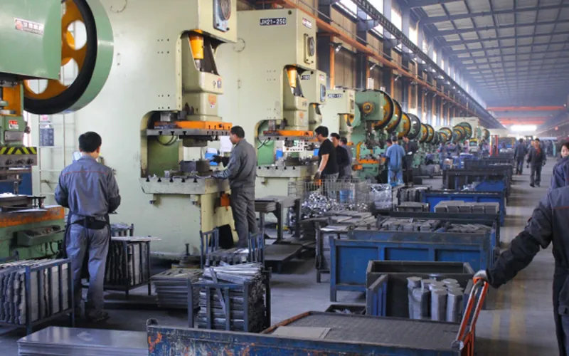 1 FMWORLD Agricultural Machinery’s die casting workshop with workers and machinery.